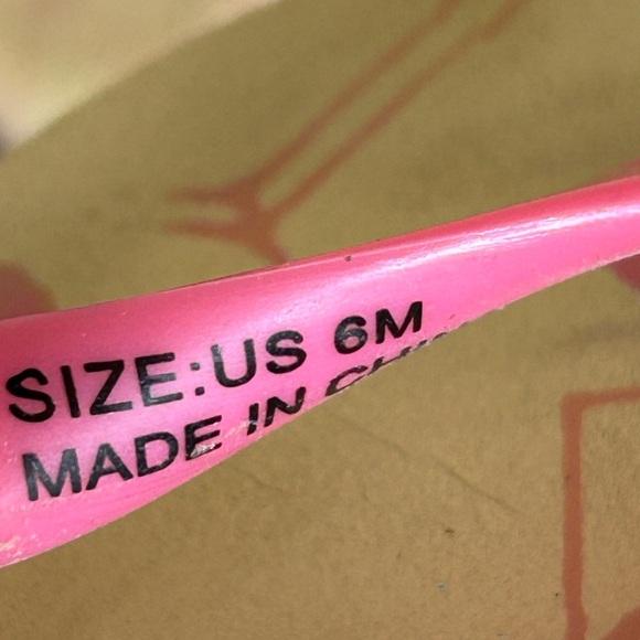 Kate Spade Flamingo Print Spade Logo Pink Sandals - Picture 7 of 7